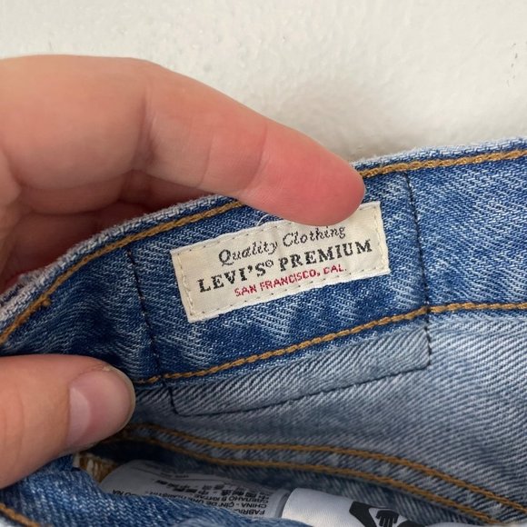 Levi's Woman's Sz 24 501 Light Wash Distressed Premium Denim‎ Jeans Button Fly - Picture 7 of 14